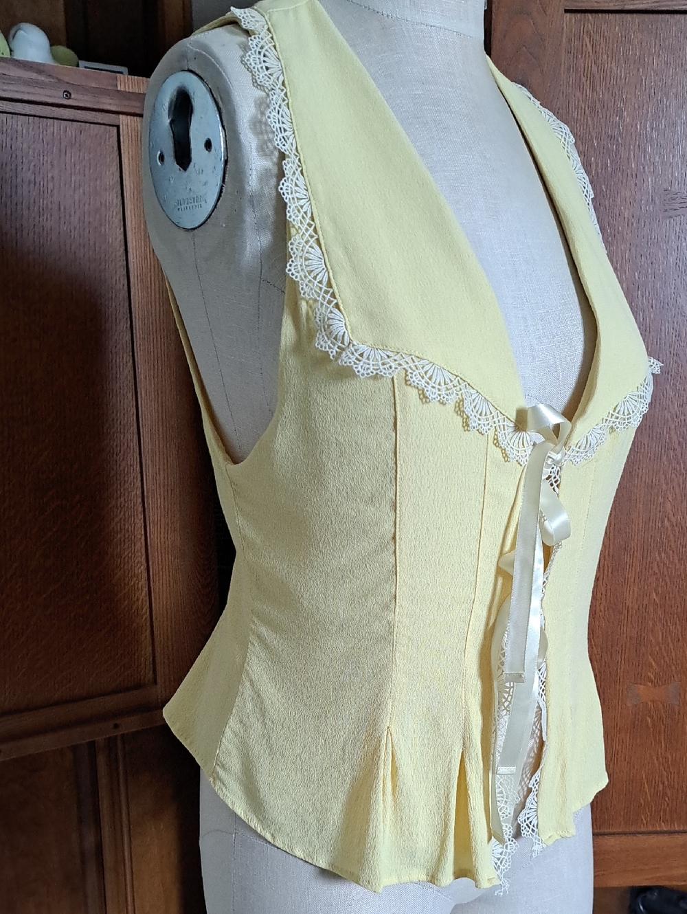 Free People "Lost In Your Love" Lace Trim Vest Top in Mellow Yellow - Size M - Picture 4 of 9